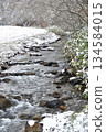 Photographing the snowy scenery of a stream in Otobe, Hokkaido in winter 134584015
