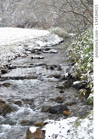 Photographing the snowy scenery of a stream in Otobe, Hokkaido in winter 134584015