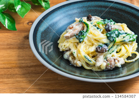 Spinach and mushroom cream pasta 134584307