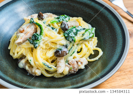菠菜蘑菇奶油意麵 134584311