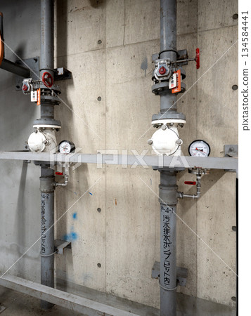 商業建築地下室的污水排水管道 134584441