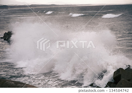Powerful white waves 134584742