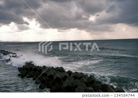 波濤洶湧的大海 134584744