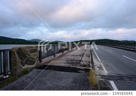 Straight road and dawn sky - Scenery of Iriomote Island Straight road and dawn sky - Scenery of Iriomote Island 134585045