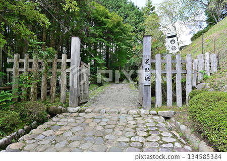 朝助城(又稱「真弓山城」)-位於愛知縣豐田市,是一座修復後的中世紀山地城堡公園 朝助城(又稱「真弓山城」)-位於愛知縣豐田市,是一座修復後的中世紀山地城堡公園 134585384