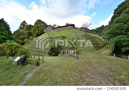 朝助城(又稱「真弓山城」)-位於愛知縣豐田市,是一座修復後的中世紀山地城堡公園 朝助城(又稱「真弓山城」)-位於愛知縣豐田市,是一座修復後的中世紀山地城堡公園 134585389