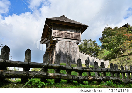 朝助城（又稱「真弓山城」）－位於愛知縣豐田市，是一座修復後的中世紀山地城堡公園 134585396