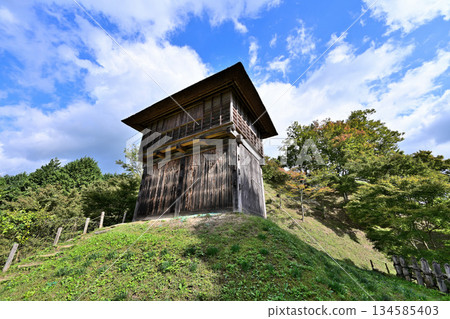朝助城（又稱「真弓山城」）－位於愛知縣豐田市，是一座修復後的中世紀山地城堡公園 134585403