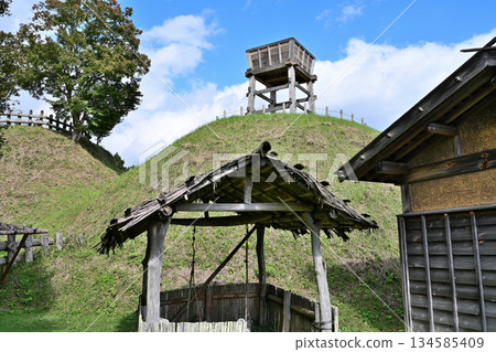 朝助城（又稱「真弓山城」）－位於愛知縣豐田市，是一座修復後的中世紀山地城堡公園 134585409