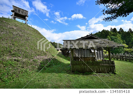 朝助城（又稱「真弓山城」）－位於愛知縣豐田市，是一座修復後的中世紀山地城堡公園 134585418