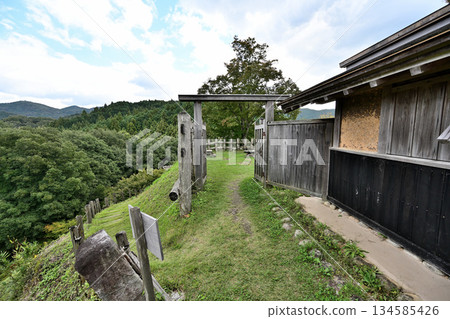 朝助城（又稱「真弓山城」）－位於愛知縣豐田市，是一座修復後的中世紀山地城堡公園 134585426