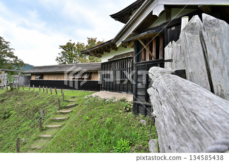 朝助城(又稱「真弓山城」)-位於愛知縣豐田市,是一座修復後的中世紀山地城堡公園 朝助城(又稱「真弓山城」)-位於愛知縣豐田市,是一座修復後的中世紀山地城堡公園 134585438