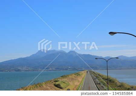 雲仙多良海線筆直延伸至雲仙普根山。 134585864