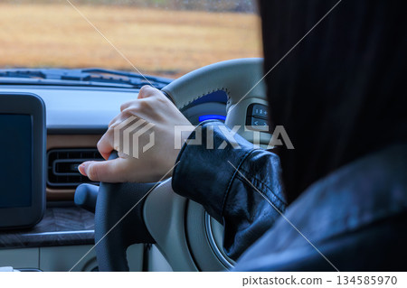 畫面中一位二十多歲的女性正在開車（沒有露臉）。 134585970