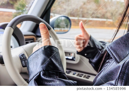 A scene of a woman in her 20s driving a car (no face) 134585996