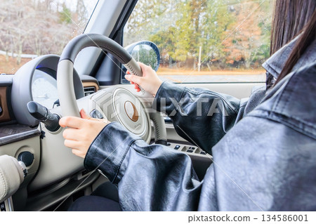 A scene of a woman in her 20s driving a car (no face) A scene of a woman in her 20s driving a car (no face) 134586001