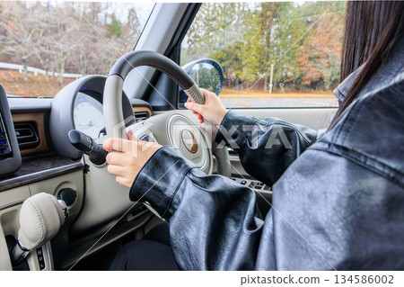 A scene of a woman in her 20s driving a car (no face) A scene of a woman in her 20s driving a car (no face) 134586002