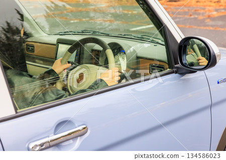 畫面中一位二十多歲的女性正在開車（沒有露臉）。 134586023