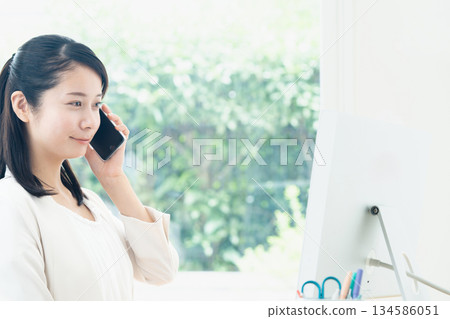 在辦公室打電話的女商人 134586051