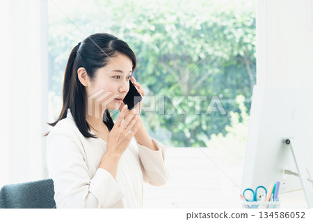 在辦公室打電話的女商人 134586052