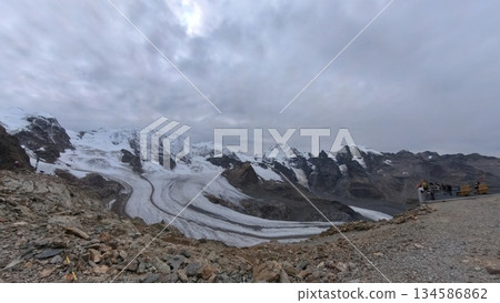 從迪亞沃萊扎觀景點眺望伯恩納阿爾卑斯山脈和珀爾塞冰川。 從迪亞沃萊扎觀景點眺望伯恩納阿爾卑斯山脈和珀爾塞冰川。 134586862