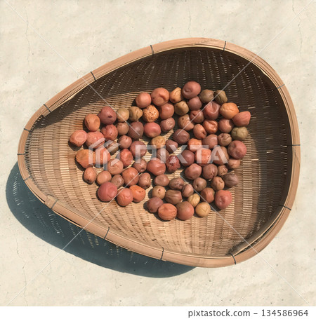 製作醃梅子並將其曬乾 製作醃梅子並將其曬乾 134586964