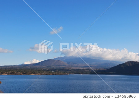 從本棲湖眺望「富士山」。 從本棲湖眺望「富士山」。 134586966