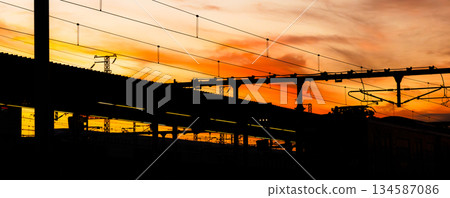 黃昏時分的車站月台和橘色的天空 黃昏時分的車站月台和橘色的天空 134587086