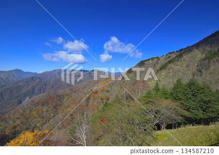 從半月山看到的紅葉 134587210