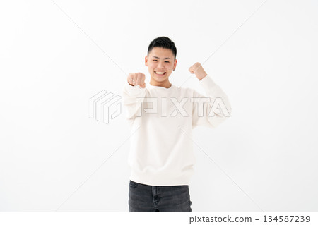 男性青少年肖像拳頭泵 134587239