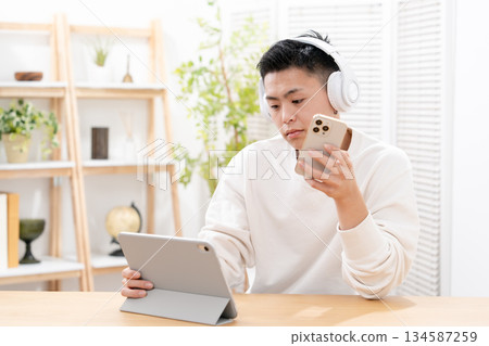 兒童、青少年、客廳、平板電腦、智慧型手機 134587259