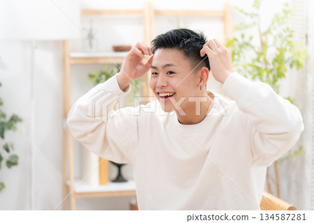 男孩、青少年、護髮 134587281