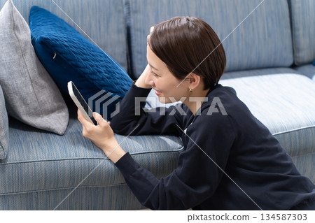 A woman watching a smartphone 134587303