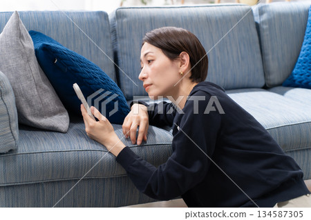 A woman watching a smartphone 134587305