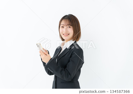 年輕女性商務智慧型手機 134587366