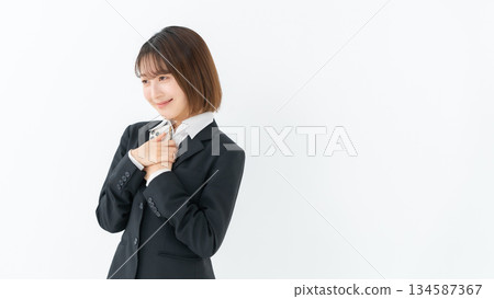 年輕女性商務智慧型手機 134587367