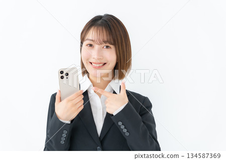年輕女性商務智慧型手機 134587369