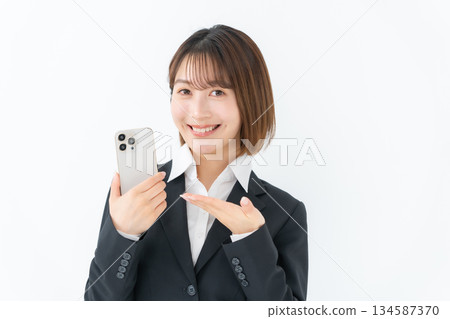 年輕女性商務智慧型手機 134587370