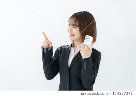 年輕女性商務智慧型手機 134587371