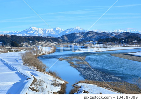 越后宮山/信濃川冬天的景色 134587399