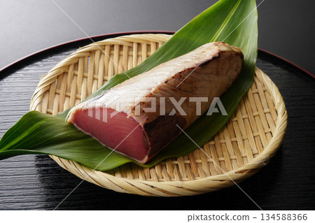 Seared skipjack tuna for sashimi 134588366