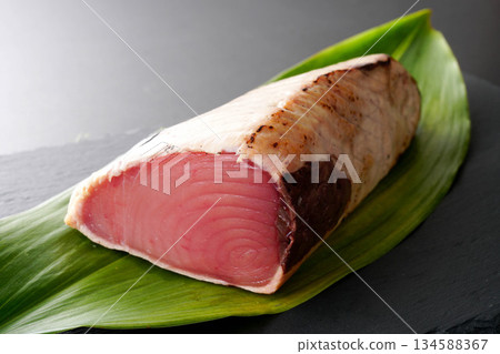 Seared skipjack tuna for sashimi 134588367