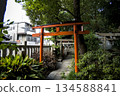 住宅區神社裡的一座古老鳥居 134588841