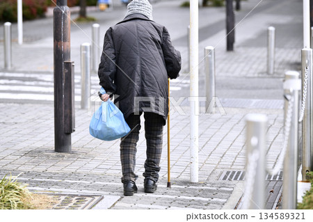 日本橫濱的城市景觀：怪誕的不平整……障礙與安全……老齡化社會……拄著拐杖的老婦人……冬至的寒冷天氣 134589321