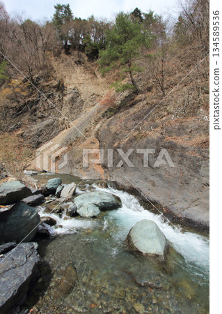 新倉露頭:馬格納槽西側的斷層 新倉露頭:馬格納槽西側的斷層 134589536