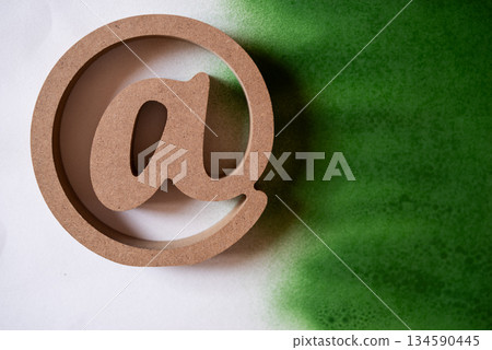 綠色背景上的標誌 134590445