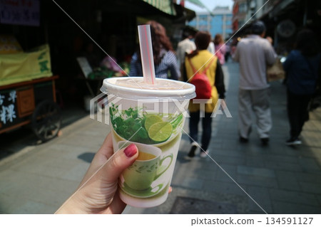 在台灣，一隻手拿​​著茶杯 134591127