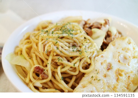 烤雞肉美味義面特寫 烤雞肉美味義面特寫 134591135