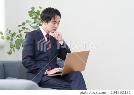 在辦公室工作的商人 134592321