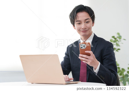 在辦公室工作的商人 134592322